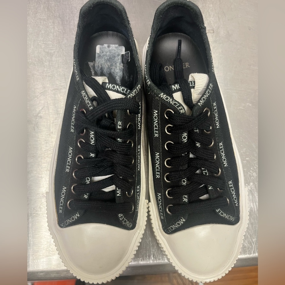 Size 7 Montclair sneakers like new!